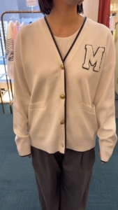 ♡alfa♡♡ミラオーウェン アップリケデザイン金釦Vネックニット