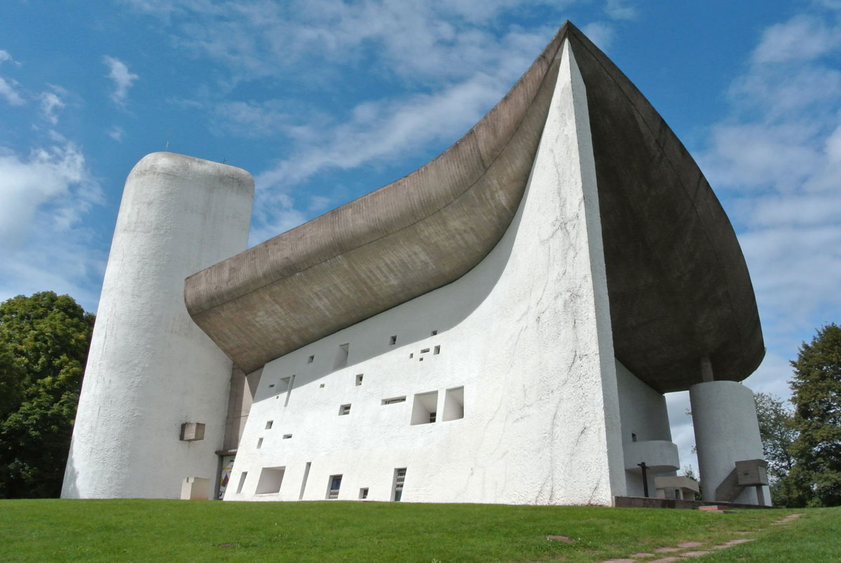 コルビュジエのロンシャンの礼拝堂は、心が洗われる空間｜おとなの建築学科