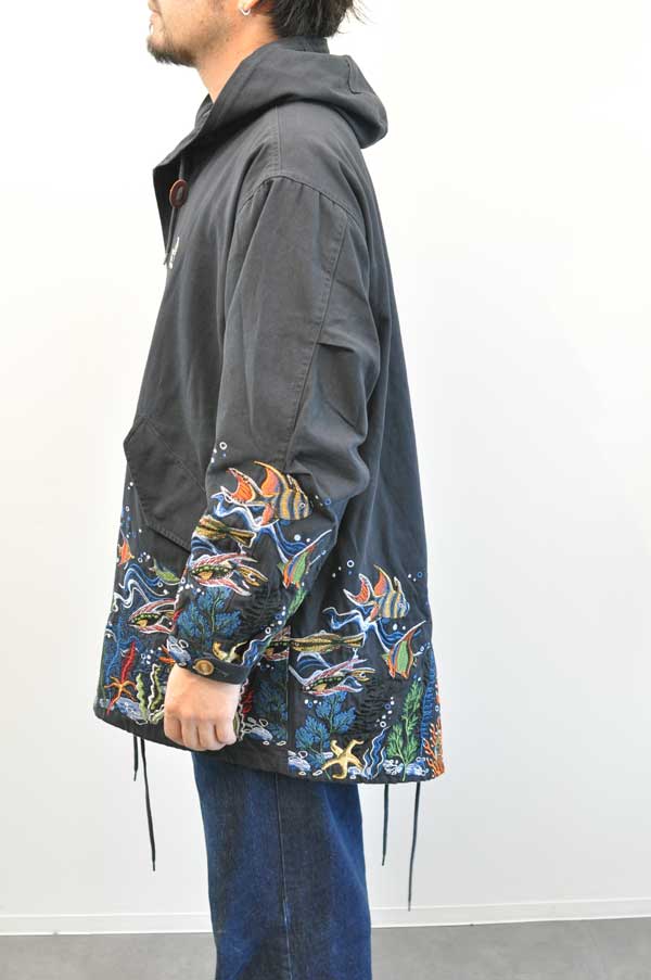 go slow caravan ライトキャンパス パネル刺繍モッズコート NAVY