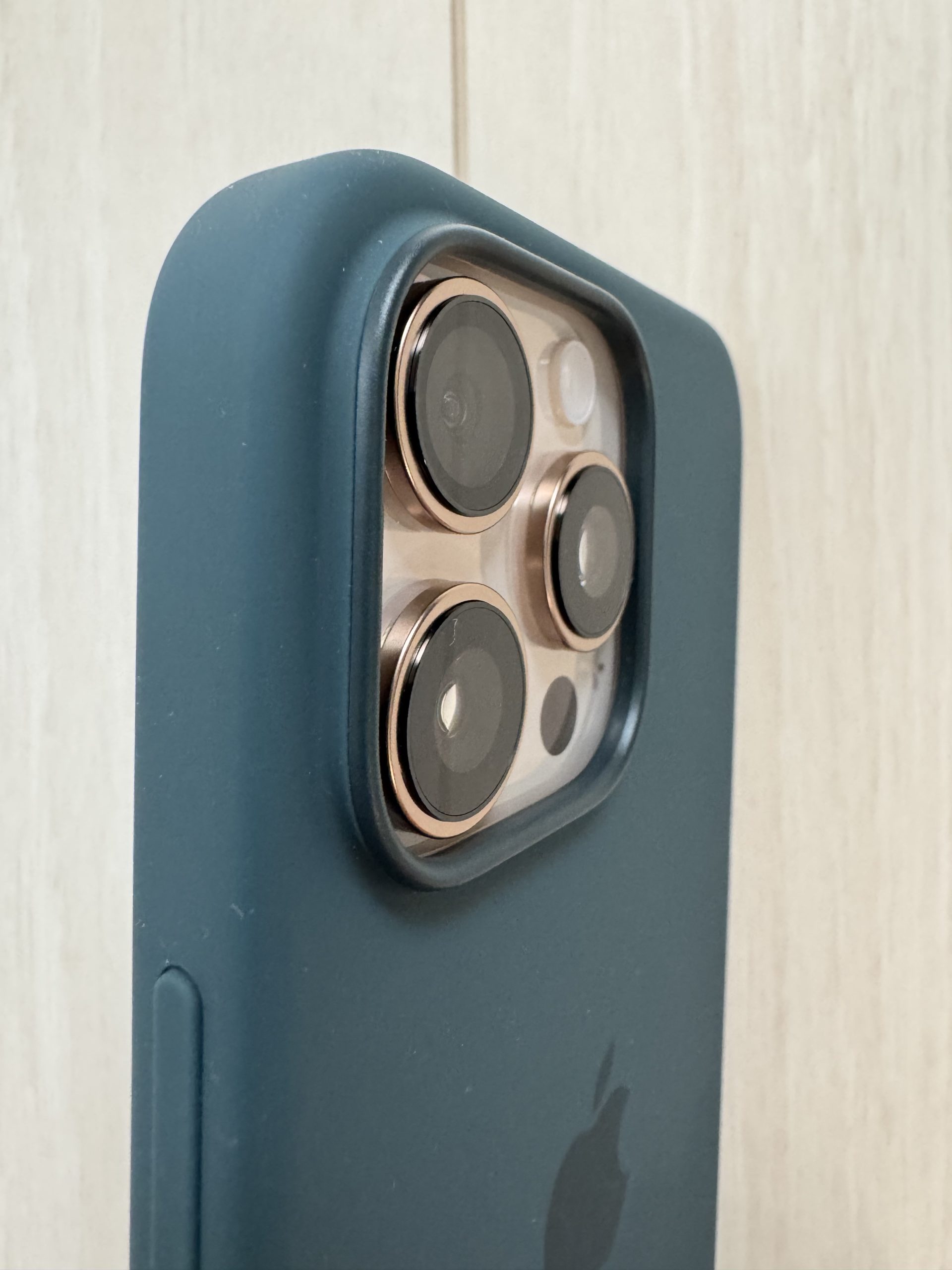 iPhone 16 Pro MaxのApple純正シリコンケースをやめた理由と純正レザー