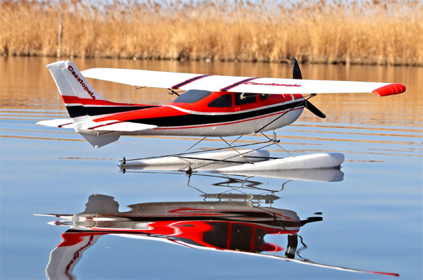 KK HOBBY 】 カシオペア マイクロセスナ172（レッド：PIP） 電動