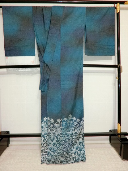 牛首紬後染め訪問着緑と黒ろうけつたたき染めにレース模様（八掛なし