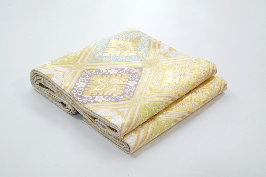 透明感と気品を感じる礼装の一本として。「美術工芸啓 袋帯・押し本漆