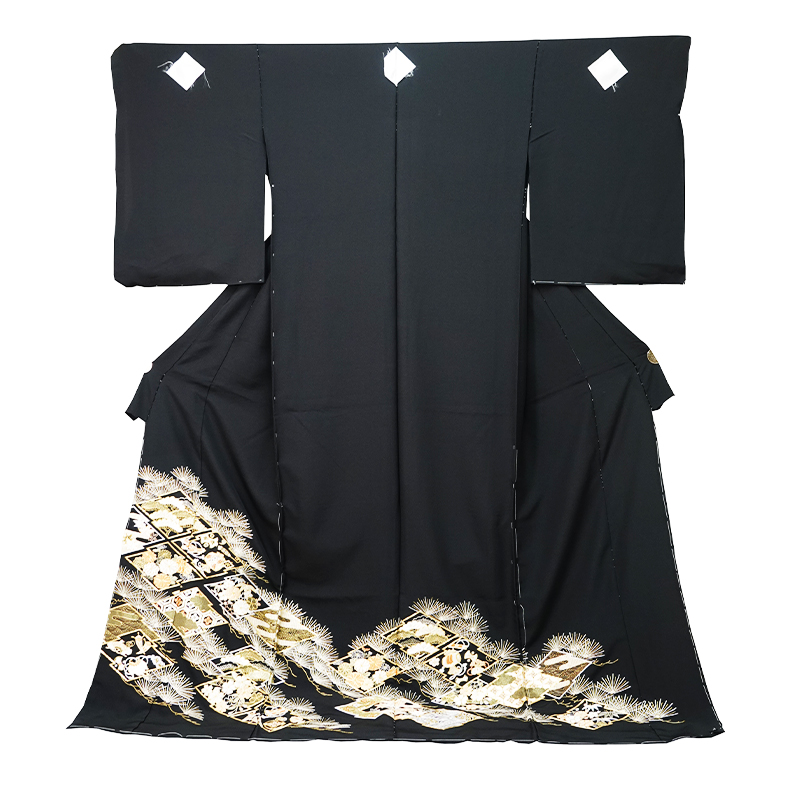 特選金駒総手刺繍黒留袖〈松に三階菱吉祥模様〉「尾峨佐染繍」 − 黒