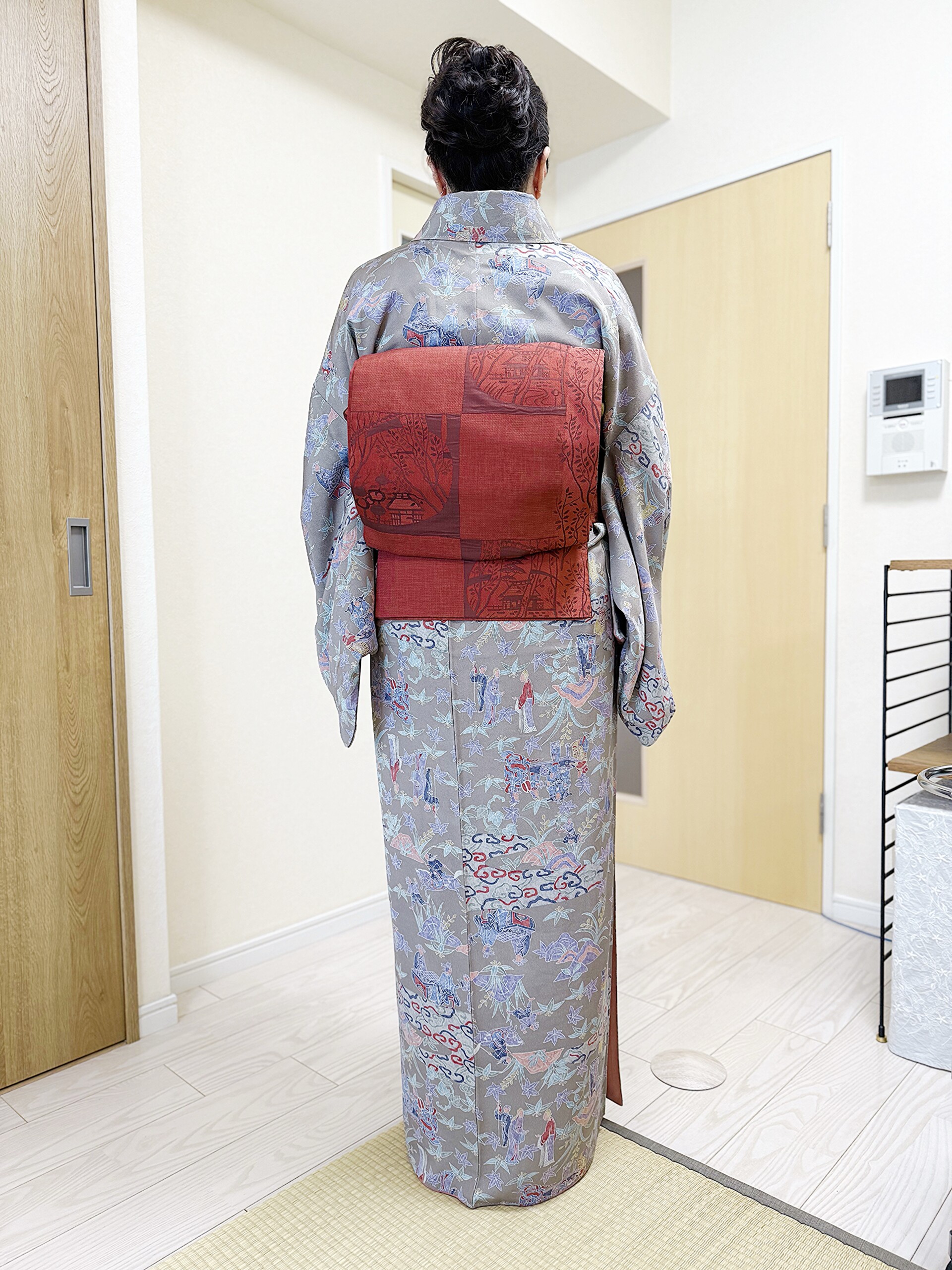 色とりどりの柄小紋、 そして臙脂色の織洒落袋帯。キャラと柄は一致