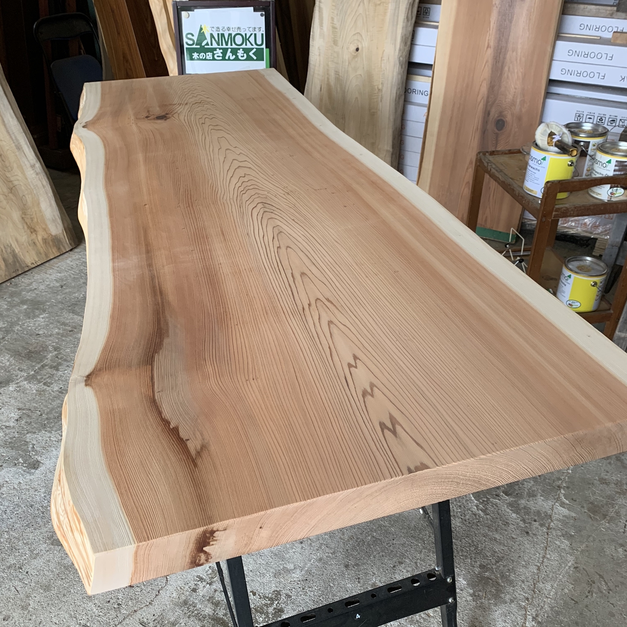 200年を超える時を刻んだ杉一枚板】 ― 美しさと力強さを宿した、特別な