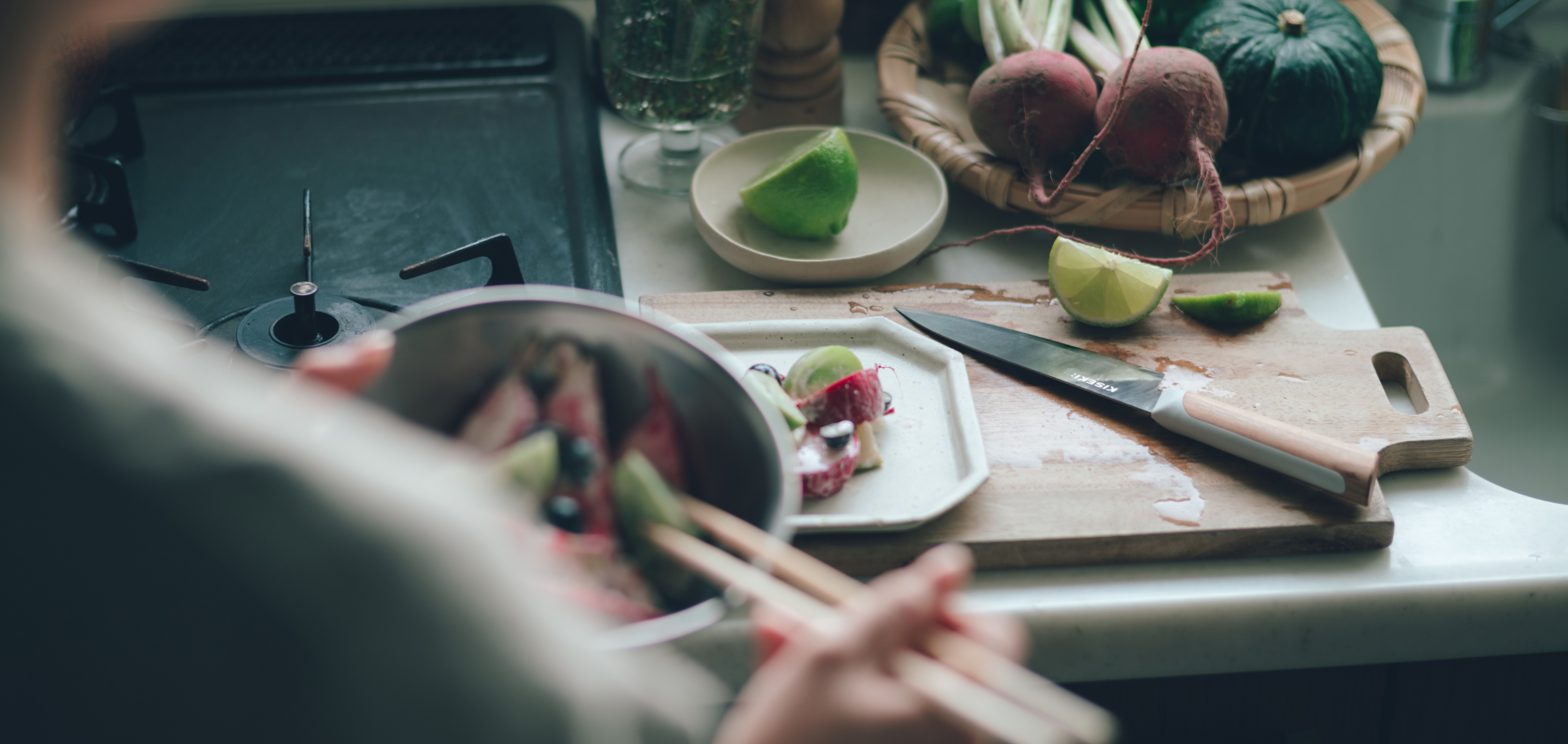 料理人が驚いた「おいしい切れ味」を、ご家庭でも使いやすい三徳包丁で。