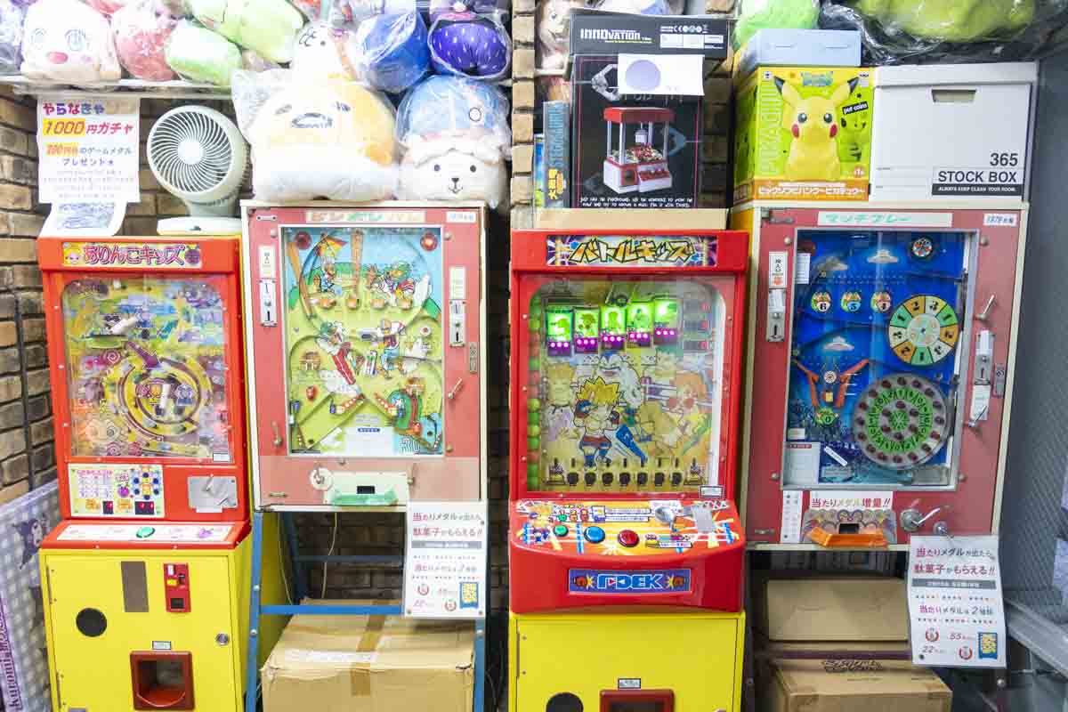 子どもだけじゃない♪レトロゲームと駄菓子に大人も大興奮の激レア