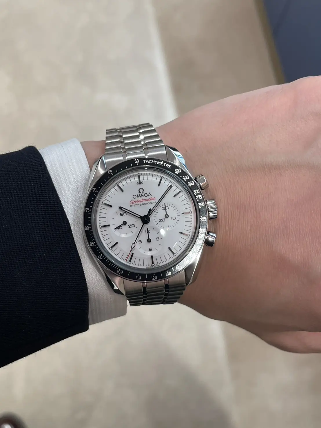 純白な白のムーンウォッチはいかが？オメガ スピードマスター