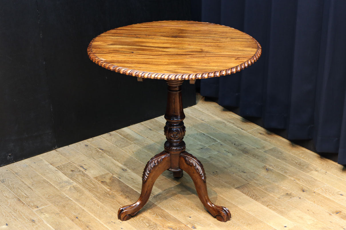 繊細な彫刻細工の三又脚が特徴的なコーヒーテーブル BB2916 – 古福庵