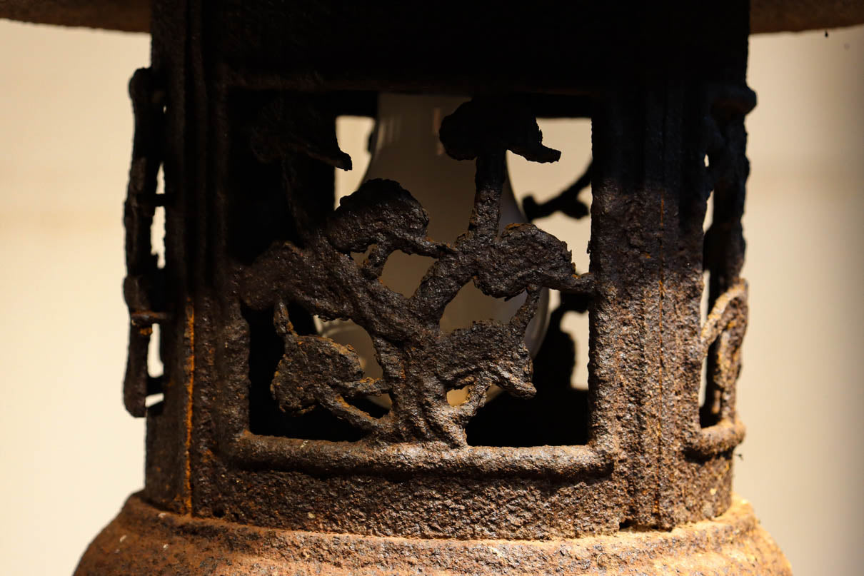 味わいある風合いに松竹梅の透かし絵で風情ある吊り灯籠 DC7980 – 古福