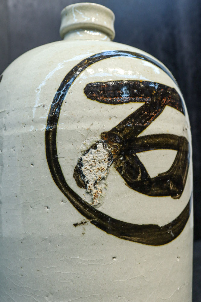 力強い文字や注ぎ口が時代感を漂わす徳利 DC7989 – 古福庵 [ KOFUKUAN
