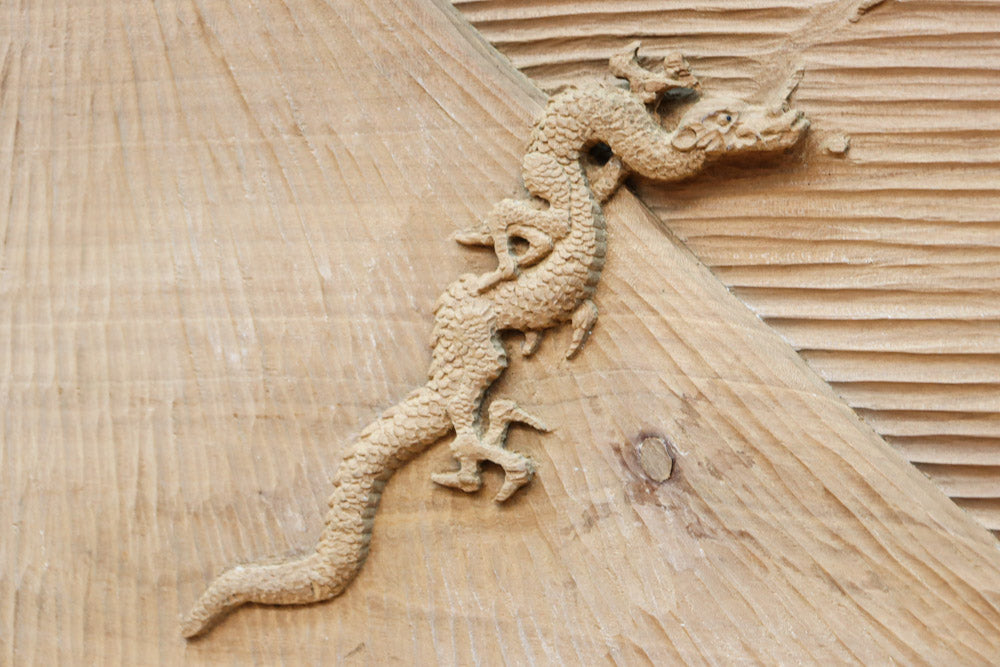 削り模様に昇り龍の絵柄が浮かぶ上品な木彫りの一枚絵 DC8332 – 古福庵