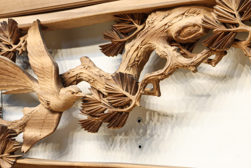 在銘一夢 繊細な彫刻で松と鳥の美しい景色を描いた深彫り彫刻欄間