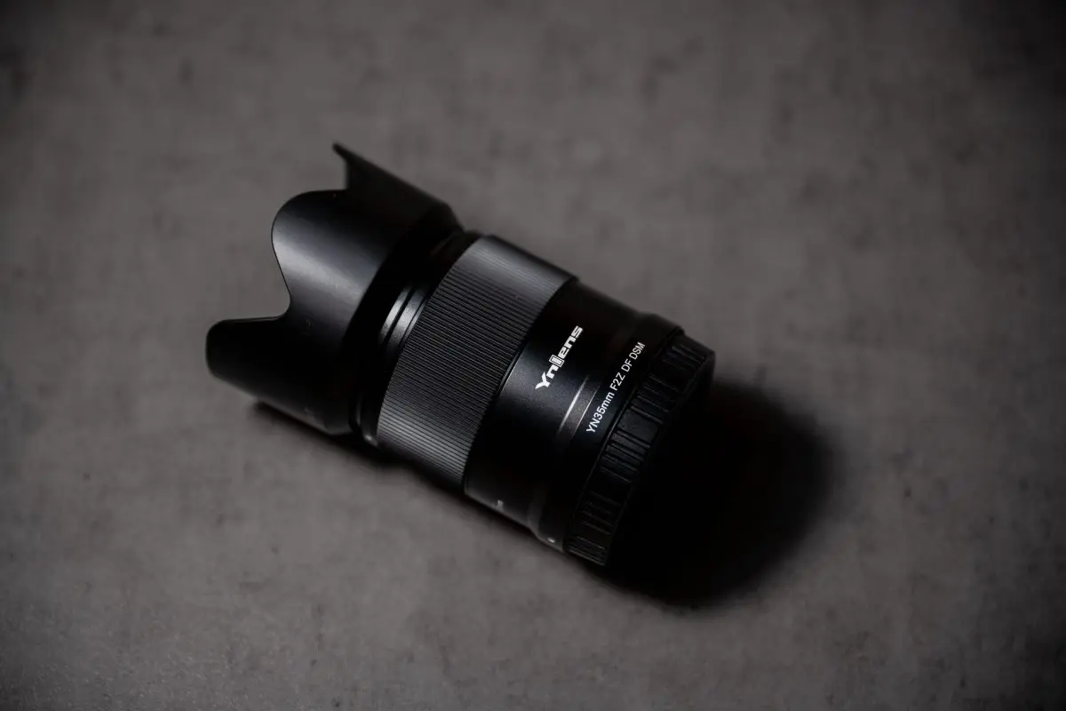純正に匹敵する光学性能の中広角単焦点レンズ「YONGNUO YN35mm F2Z DF