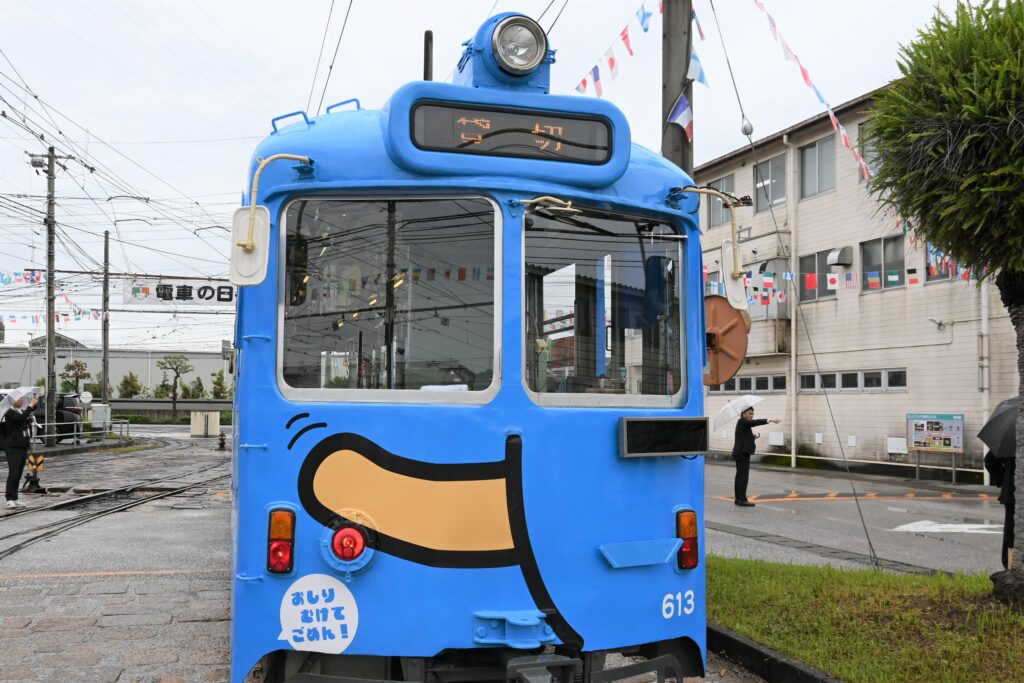 ラッピング電車「にゅーすけ号」がとさでん交通に登場！｜高知の路面