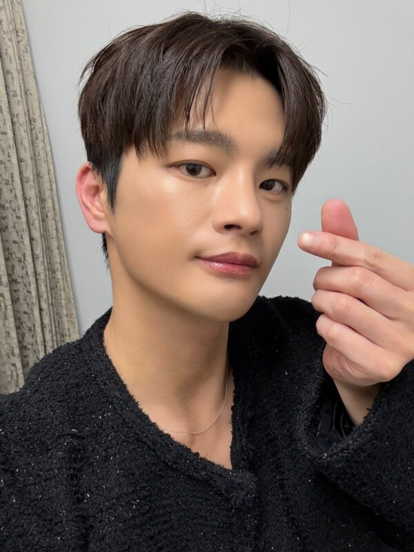 ソ・イングクの日本ファンコンツアー、2日目神戸終了…指ハートで愛情