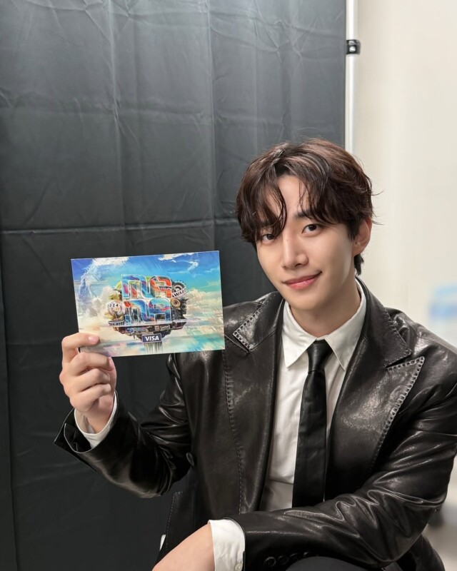 2PM」ジュノ、ロングレザージャケットを着てもキュートになれる魅力の