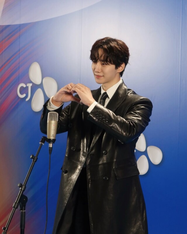 2PM」ジュノ、ロングレザージャケットを着てもキュートになれる魅力の