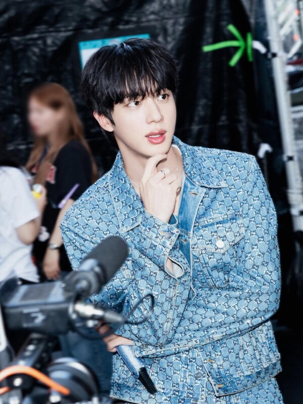 BTS」JIN、ファンコンツアーのビハインドカット公開…「走れソクジンの