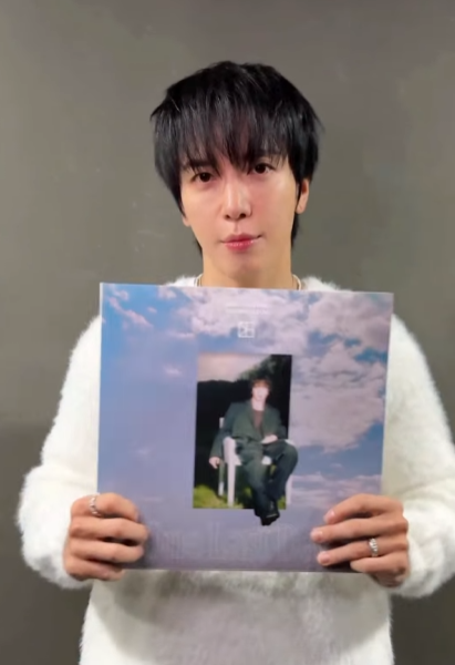 CNBLUE」ジョン・ヨンファ、自身のLP盤を自慢する姿がかわいい！（動画