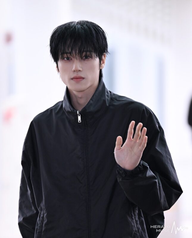 フォト】「ATEEZ」ウヨン、すてきなブラックジャケットを着て海外