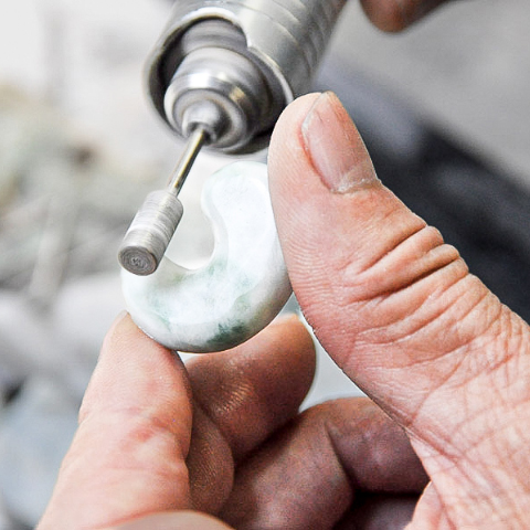 極上プレミアム・神話の勾玉・透明感抜群・艶美麗】（プレミアム濃緑色