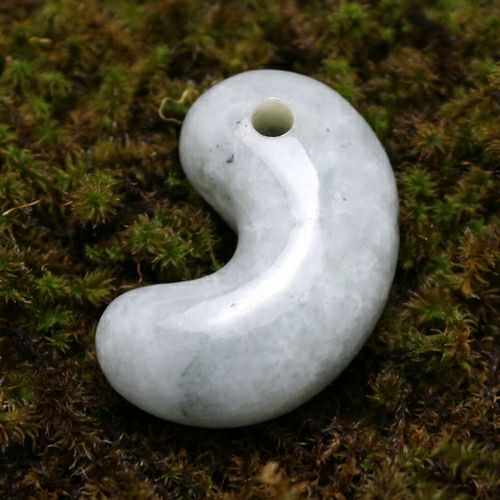 渋いグレー系・透明感抜群・艶良し】（高品質白色ヒスイ）糸魚川天然