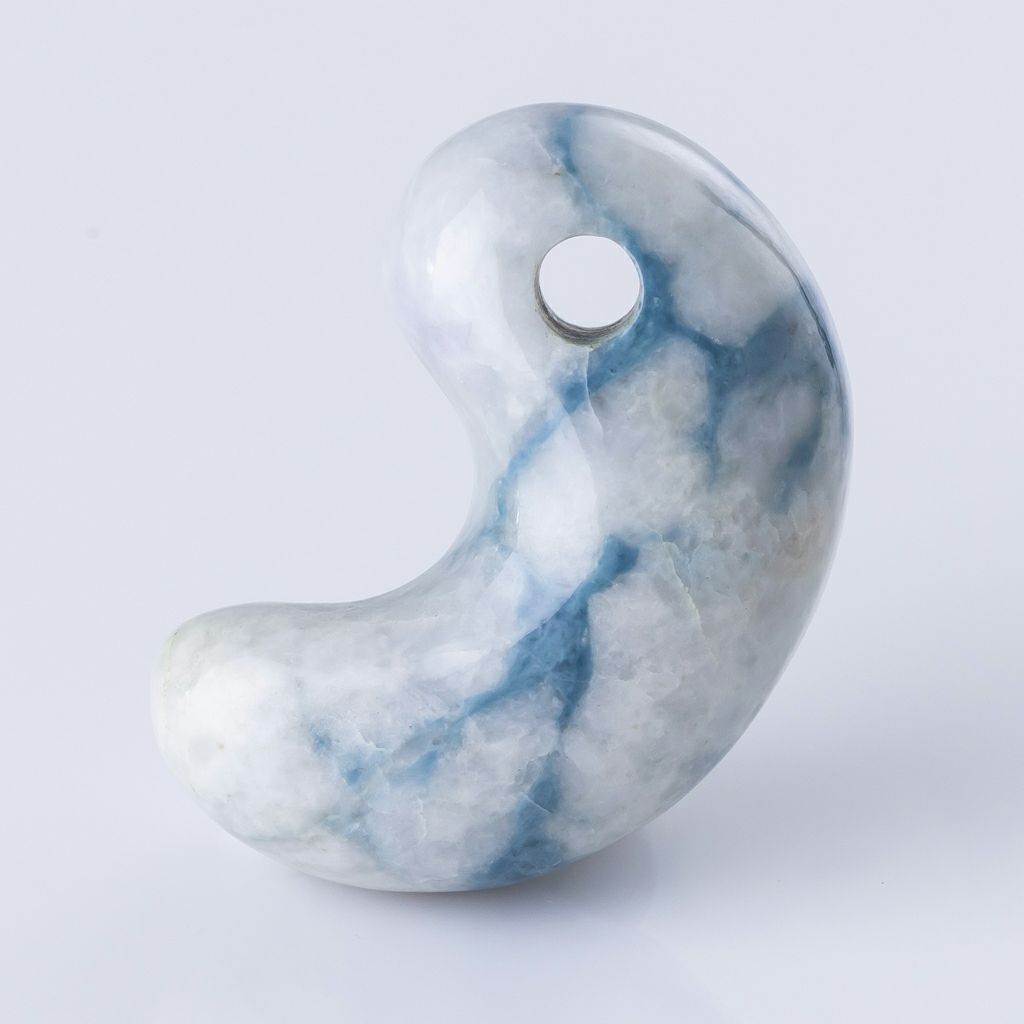 勾玉／青色（入コン沢）ヒスイ | 糸魚川翡翠工房こたき