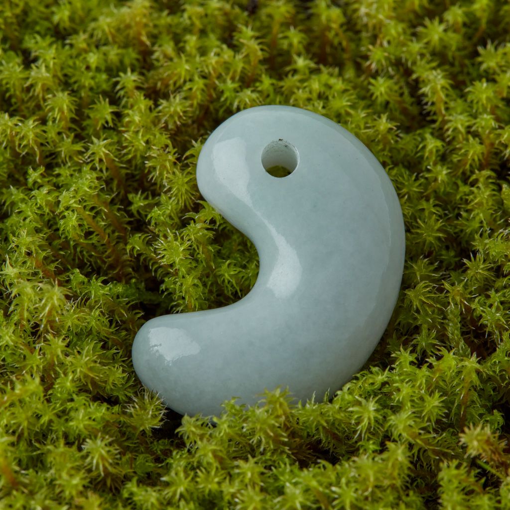 極上プレミアム・神話の勾玉・艶美麗】（プレミアム白色ヒスイ）糸魚川