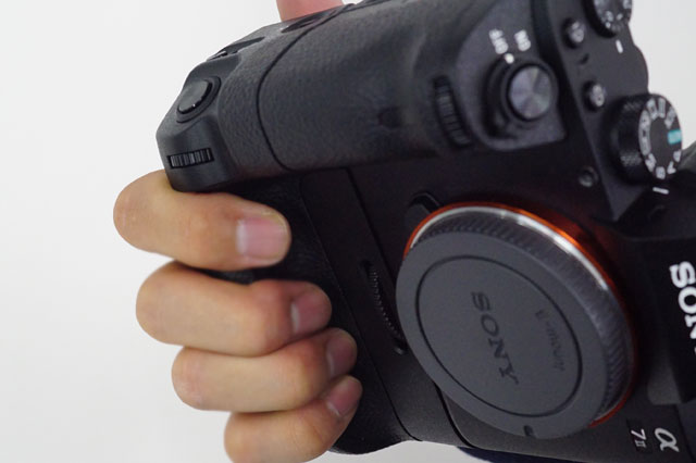 かなり使い勝手の良いα7Ⅱと縦位置グリップの組み合わせ。 - ソニーが