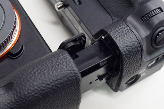 かなり使い勝手の良いα7Ⅱと縦位置グリップの組み合わせ。 - ソニーが