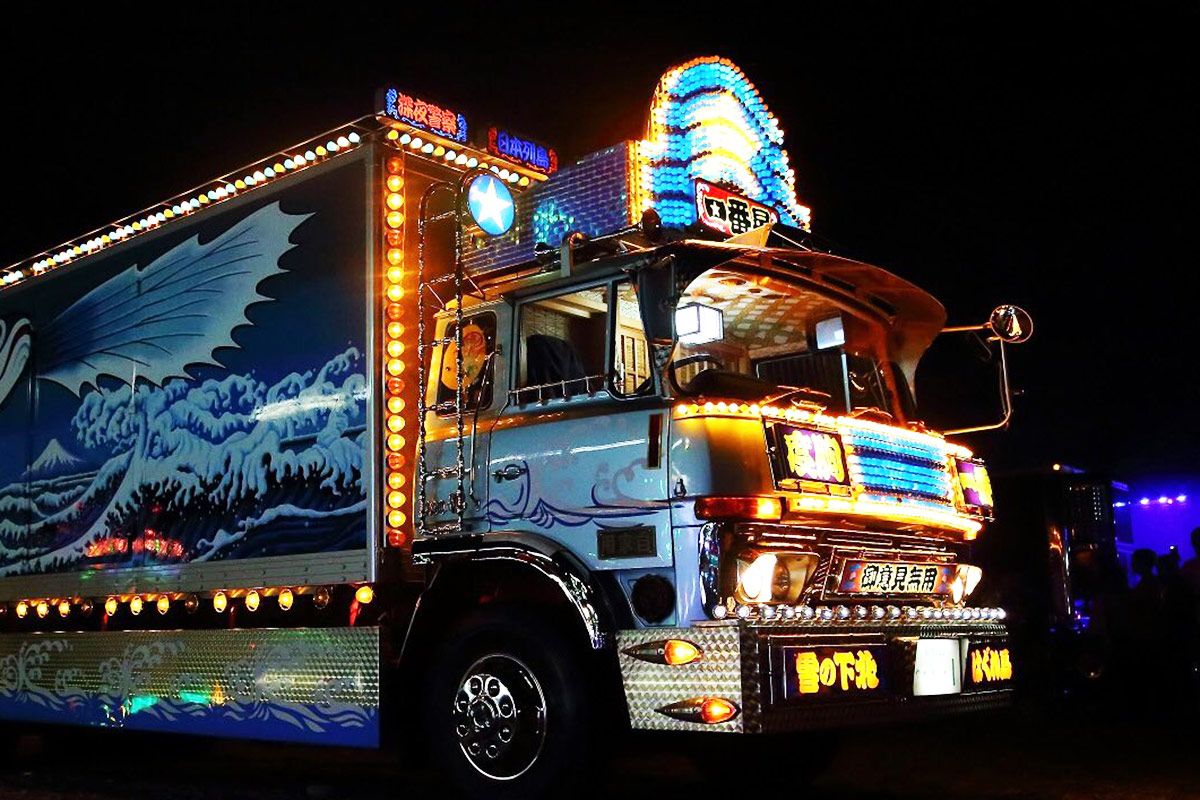 なぜ「伝説のデコトラ」が高速道走ってる？ ド迫力「加飾」施した「一