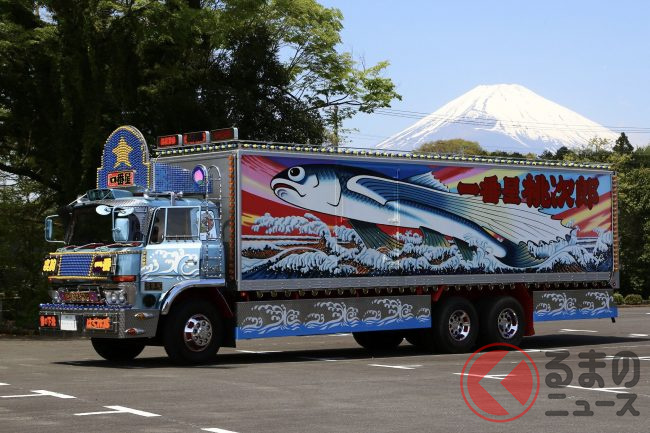 なぜ「伝説のデコトラ」が高速道走ってる？ ド迫力「加飾」施した「一