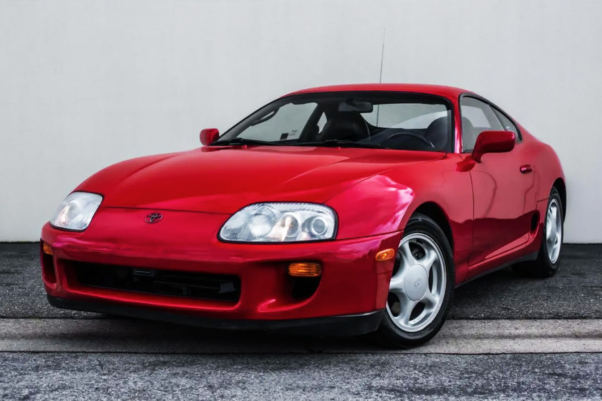 艶黒の極上内装「80スープラ」がスゴい！ 鮮烈の赤ボディが印象的