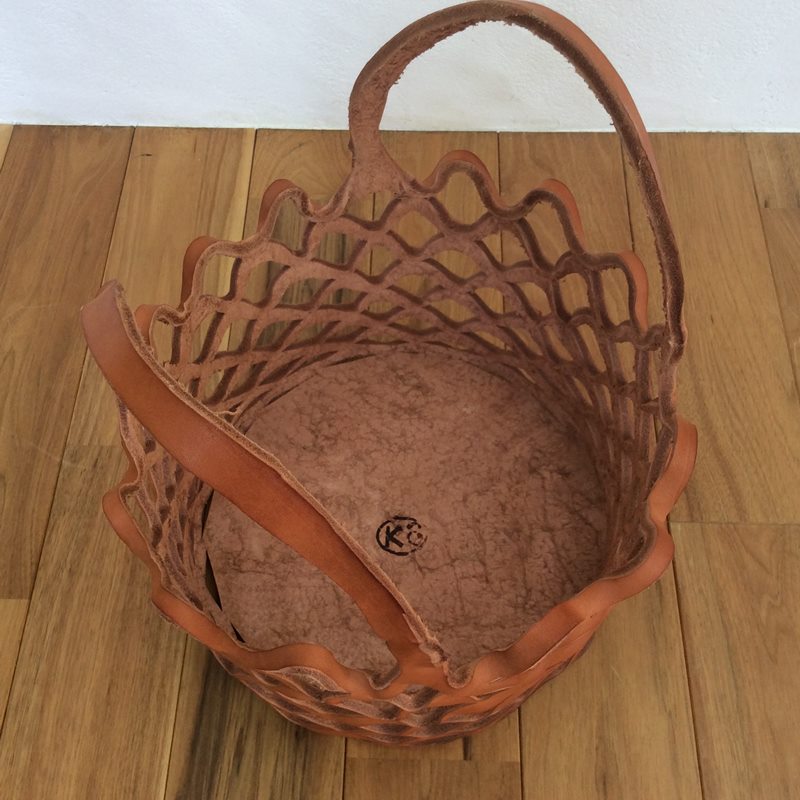 かごのようなレザーバッグ。曽田耕さんの「ラスカバン」 | 暮らしと