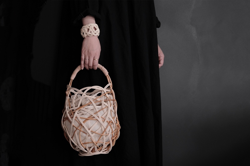 絶妙な編み上がり 「itashiori」の籠バッグやアクセサリー | 暮らしと