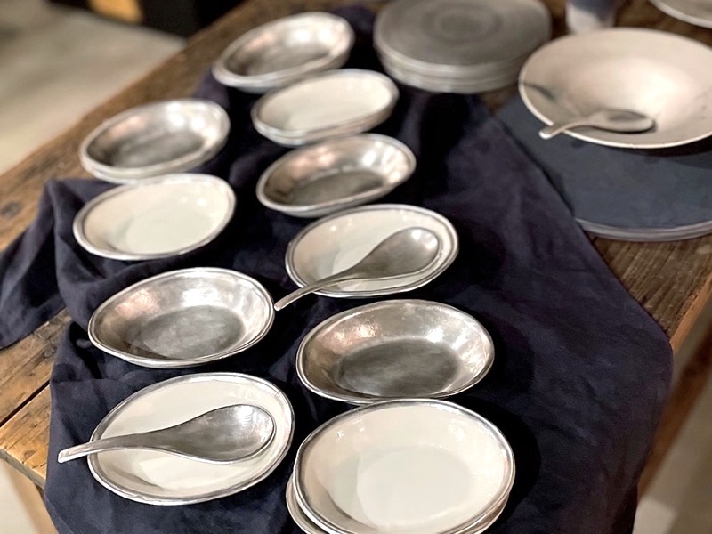 料理を引き立てる松本美弥子さんの銀彩のうつわ | 暮らしとおしゃれの