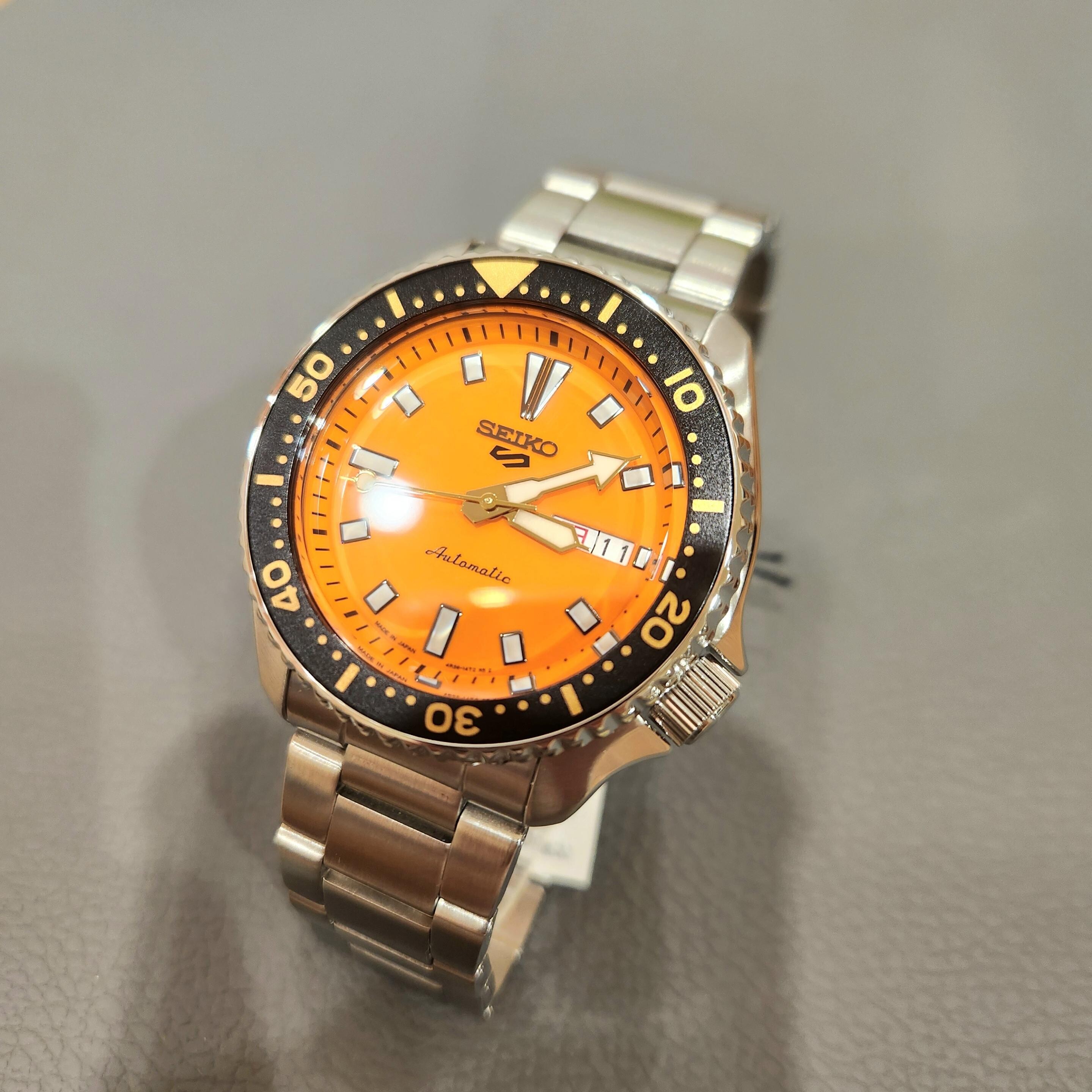 SEIKO 5 SPORTS】オレンジがアクセントのTiC TAC 別注モデル！｜チック
