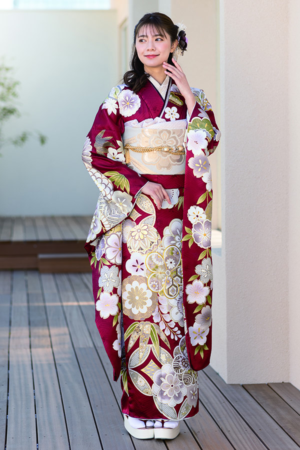赤色に古典の花柄をくすみカラーであしらった王道振袖〈No.Ai_16/F8-42