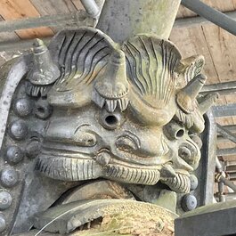 鬼瓦”に最接近「京の大仏」屋根龍、雷神も遭遇なぜ？｜THE KYOTO｜京都新聞