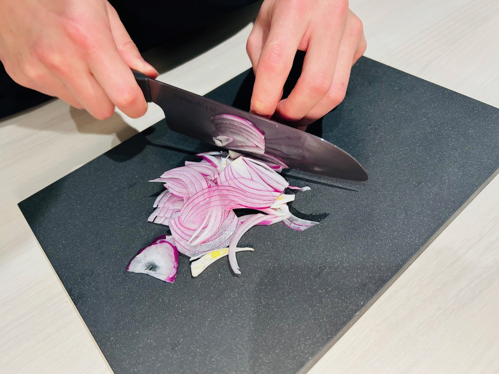 新発売】まな板『ブラックカッティングボード』とは？ – 京セラ