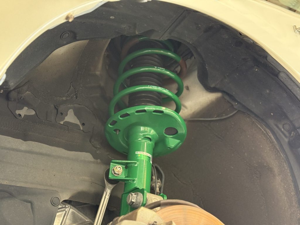 快適なお出かけのために、30プリウス 前期型 サスペンションの