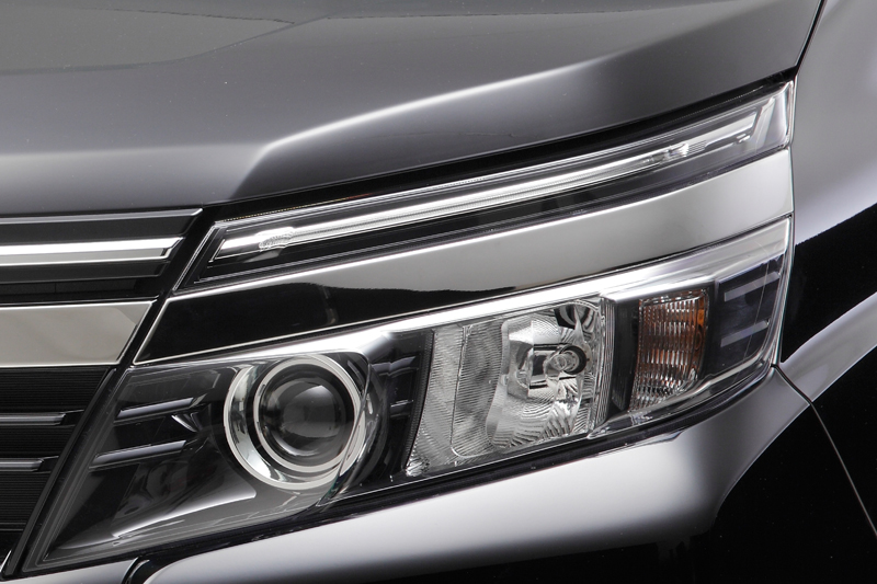 ヘッドライトトリム 2P 鏡面ステンレス仕上げ -80系 ヴォクシー 前期 V