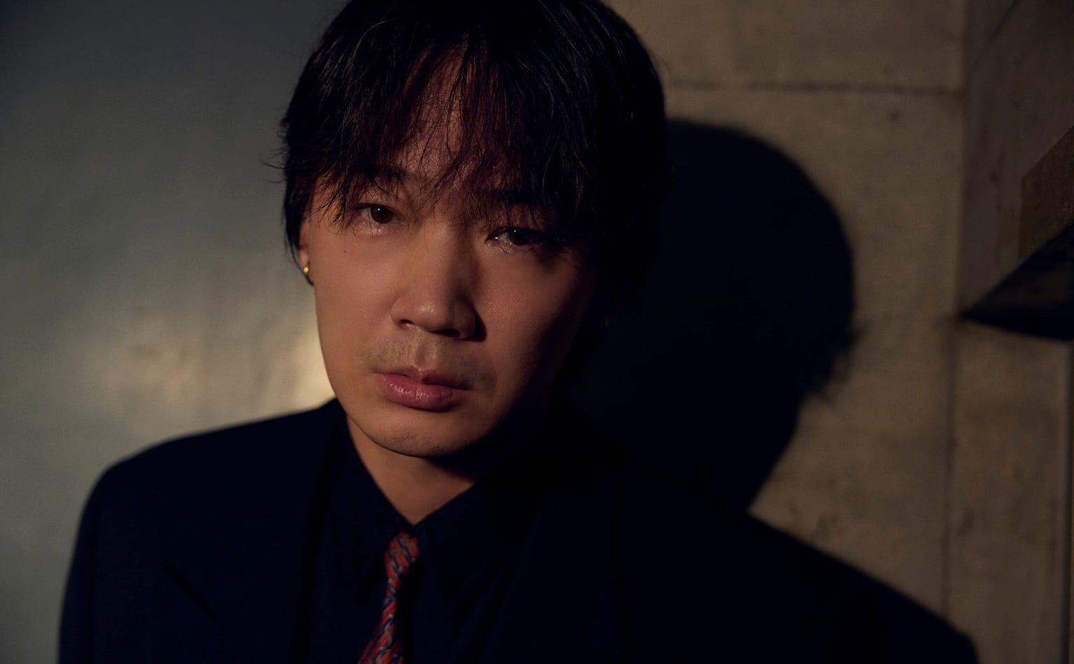 綾野剛】 映画『星と月は天の穴』 言葉の渦が私を巡る—— “耳で観る一本