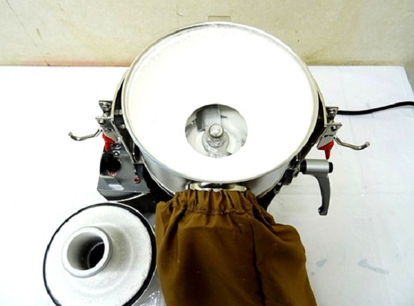 ファインパウダーミル] 小麦粉や抹茶のような微粉末にできる小型微粉砕