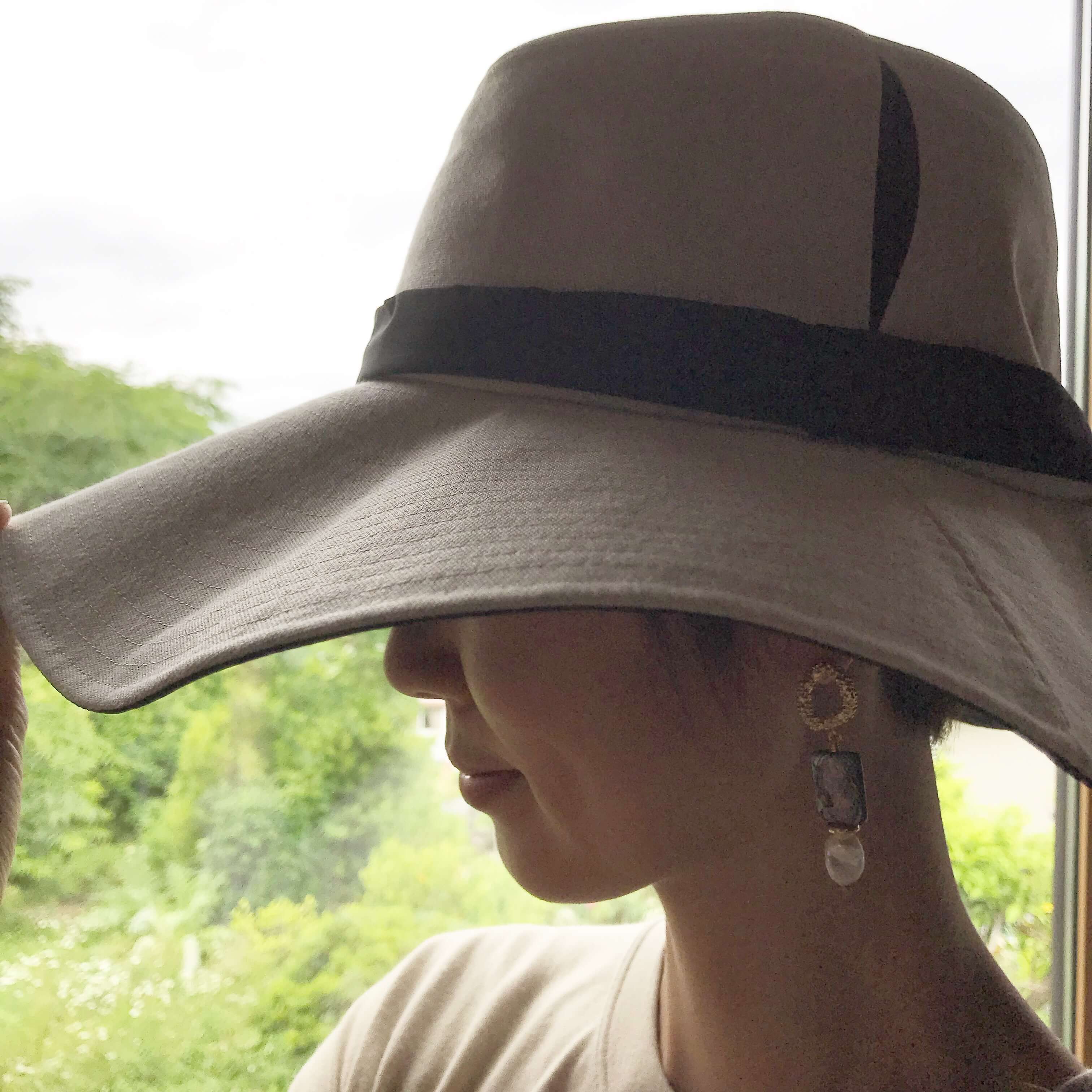 サンバリア100 ナチュラルテープハットで紫外線カット | LEE