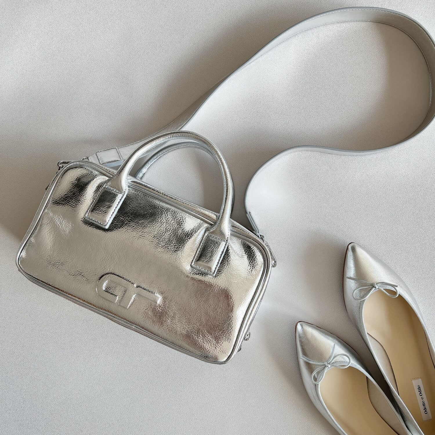 春夏コーデのアクセントに◎高収納「シルバーバッグ」 | LEE