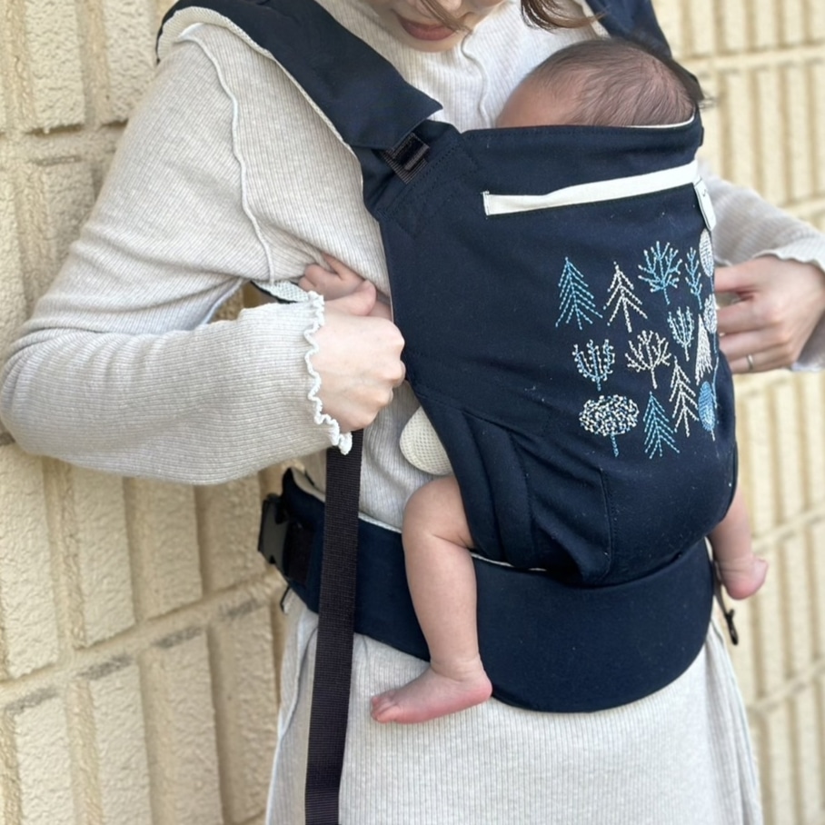 サンアンドビーチ】お気に入りの抱っこひもとレインカバー | LEE