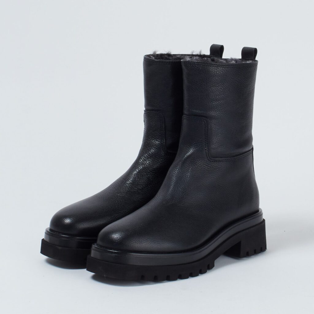 黒ショートブーツ10選】きれいめからアウトドアまでお洒落も防寒もこれ